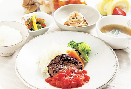 ハンバーグ、スープ、サラダなど